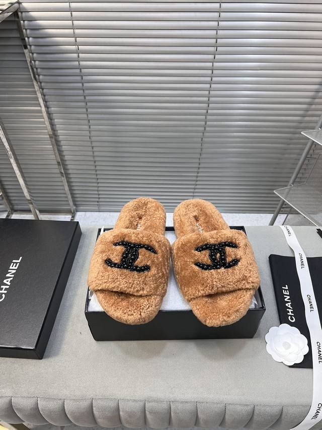 Chanel 小香新款水钻羊毛蜜儿拖鞋毛拖 懒人必备穿了会上瘾的拖鞋 巨软巨舒服 让你摆脱一切的束缚感 垫脚脚床很贴合脚底 穿着非常舒服 是肉眼可见的舒适感 暴